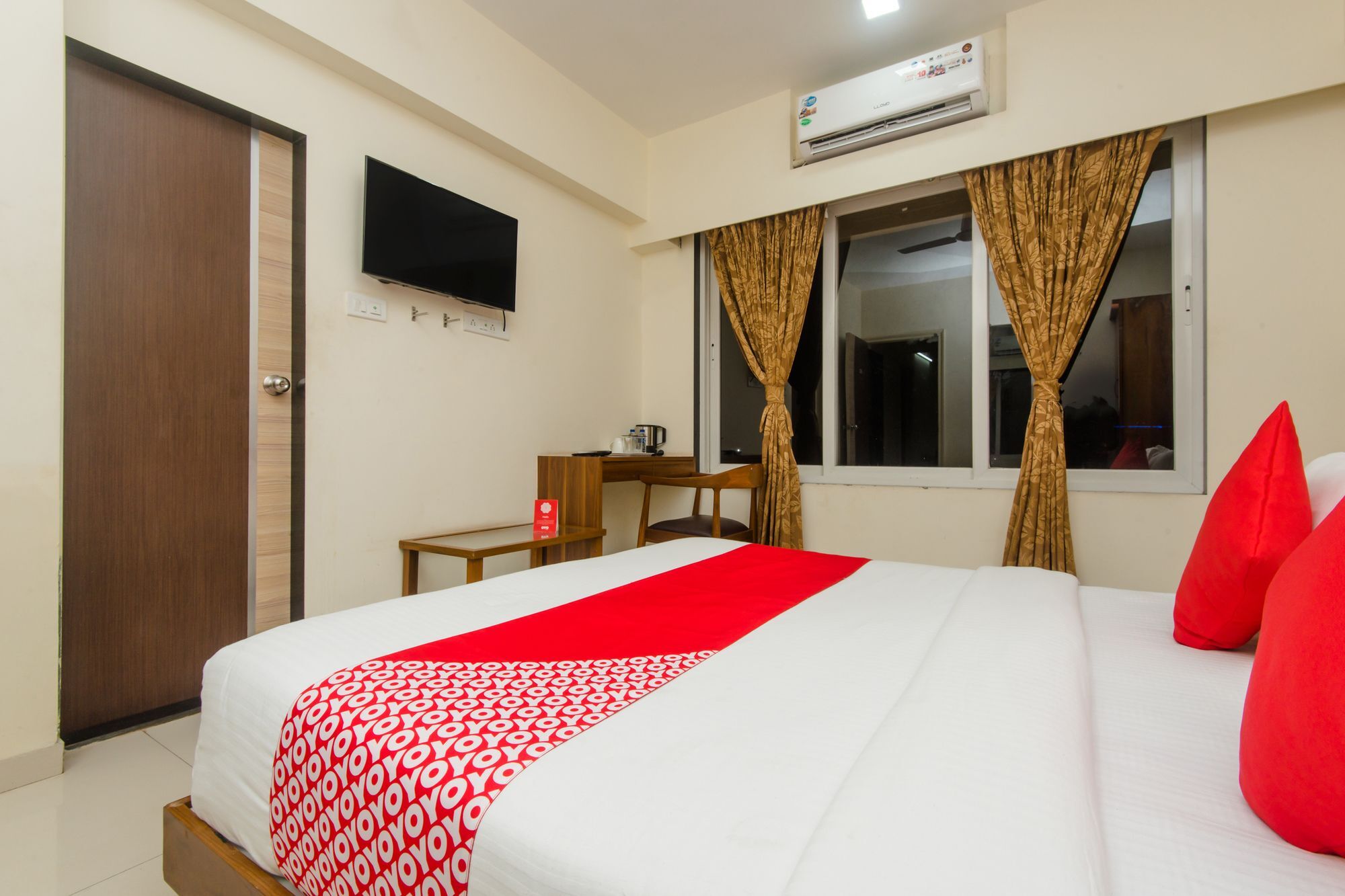 Oyo 11441 Hotel Blue Bells Residency Bombaim Exterior foto